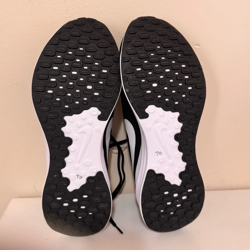 NWT Nike Men's Black and White Athletic Shoes